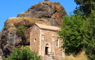 Chapelle de la Roche Chérie lovée contre son neck volcanique à St Pons