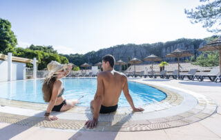 Piscine extérieure face aux falaises de Vogüé