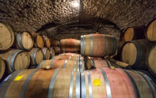 Elevage en fûts de certaines cuvées de vin rouge