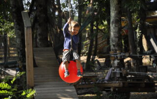 Tyrolienne au sol pour les enfants en Ardèche