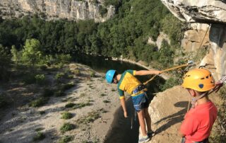 Vue imprenable au dessus de gorges calcaires grandioses