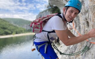 Escalade facile juste au dessus de la rivière