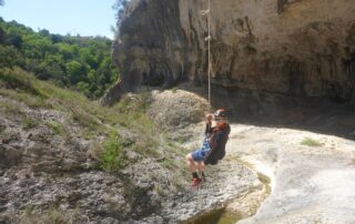 Saut pendulaire dans la grotte sur balançoire géante