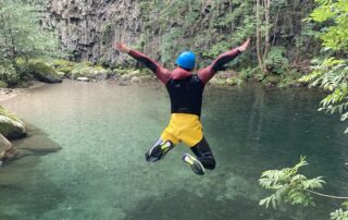 Saut joyeux dan l’eau turquoise émeraude