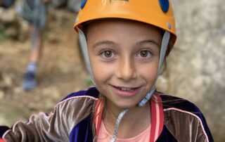 Jeune grimpeuse dans la grotte