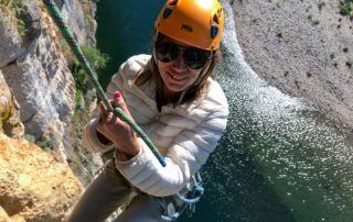 Rappel de 40m en fil d’araignée au dessus de la rivière