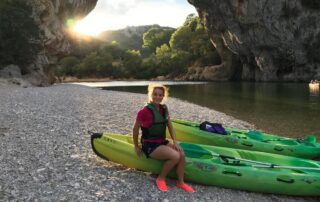 Canoë sous le pont d’Arc au coucher de soleil