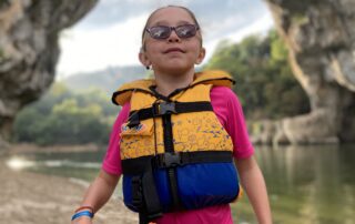 Enfant s’amusant sous le pont d’Arc