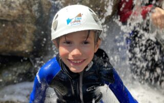 Sourire d’enfant sous la cascade