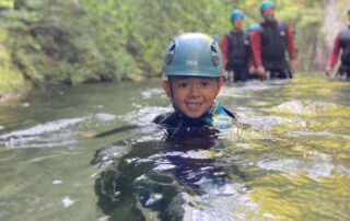 Enfants qui découvre les sensations du Canyoning