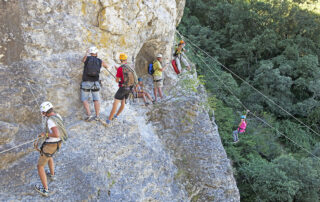 Tyrolienne à Rochecolombe avec la Base canyon de la Besorgues_Rochecolombe