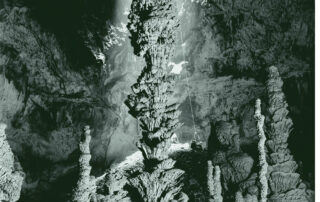 90 ans de la découverte : en juillet et en août, explorez l'Aven d'Orgnac sous toutes ses coutures ! Visites spéciales, concert dans la grotte, journée festive_Orgnac-l'Aven