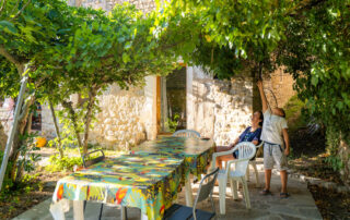 Gite 1 Le Couradou terrasse nature Domaine de serre long.jpg