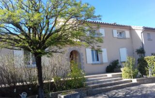 Gîte du Cayras à St Germain - Façade et cour à l'avant