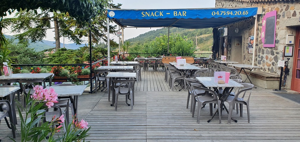 Terrasse du resto camping les lavandes à Darbres