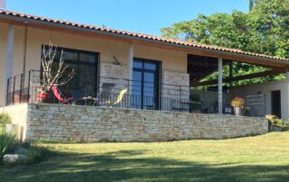 Mur en pierre de pays.