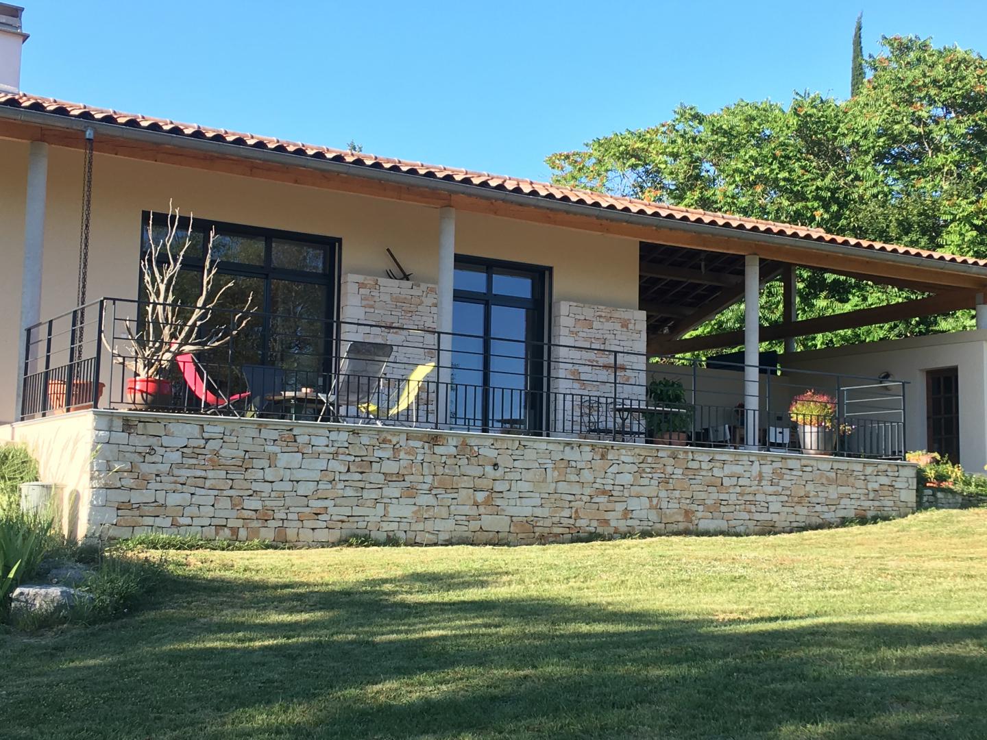 Mur en pierre de pays.