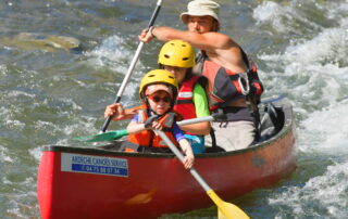 Family canoeing with Canoës Service