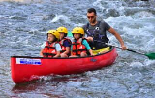 Family canoeing with Canoës Service