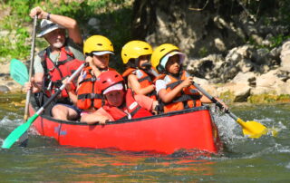 Family canoeing with Canoës Service