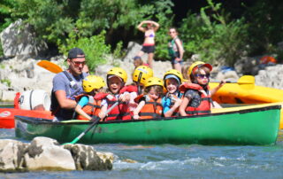 Family canoeing with Canoës Service