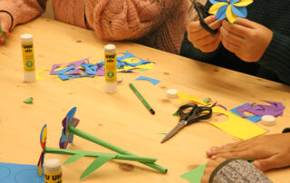 Atelier famille au Château d’Aubenas : “Création de fleurs en papier”