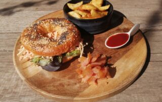 Bagel au saumon fumé maison et coleslaw