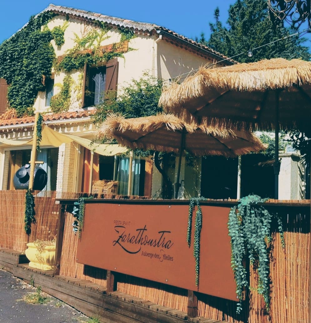 Avant du restaurant Zarathoustra au Salèlles (St Maurice d'Ibie)