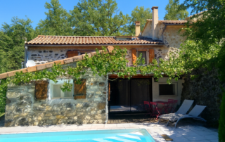 Le Vallon des Etoiles- La bergerie : gite de caractère avec piscine privée en Ardèche