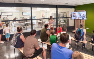 Espace d'accueil avec vue sur l'atelier