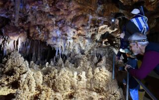 Grotte Forestière visite en famille à la lampe frontale