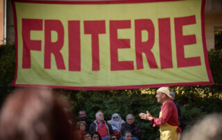 Spectacle de théâtre de rue : « Friterie mon ami.e » du collectif Bonjour Désordre