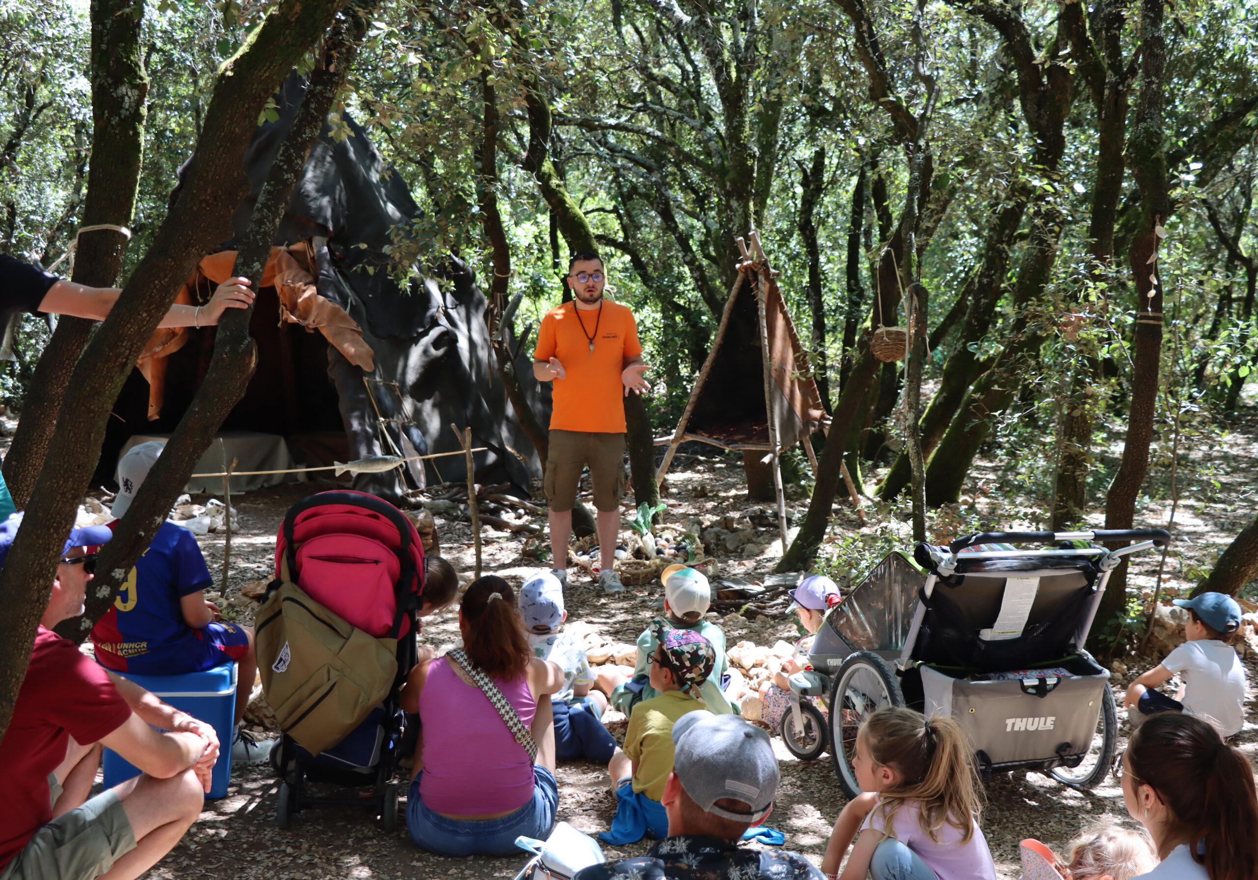 Voyagez dans le temps, au cœur d’une reconstitution de campement paléolithique !
