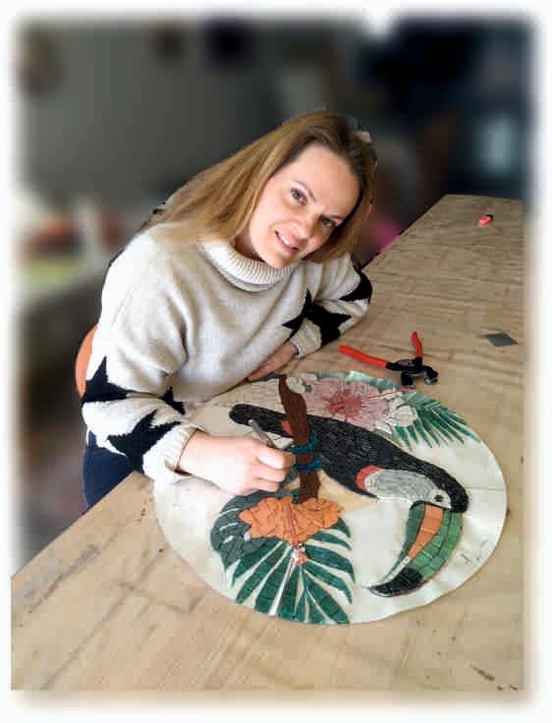 Atelier Infini Mosaïque à Villeneuve de Berg - je travaille sur une mosaique dans mon atelier
