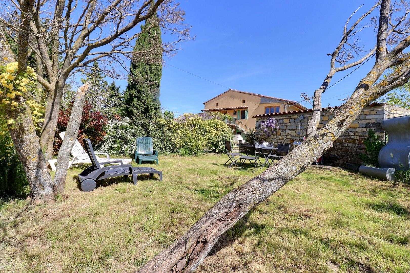Jardin privatif en contrebas du gîte
