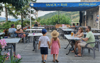 Terrasse du resto camping les lavandes à Darbres