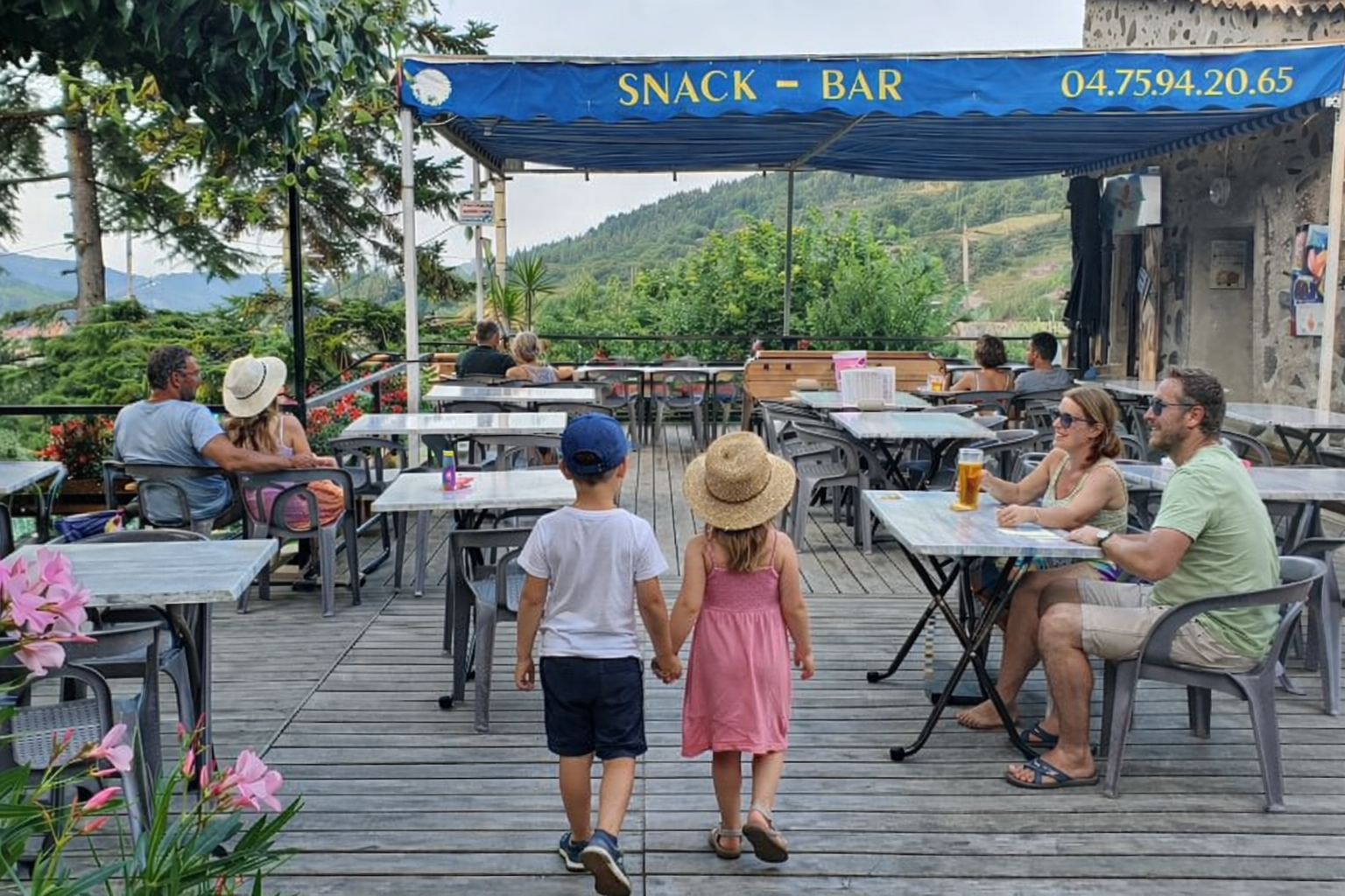 Terrasse du resto camping les lavandes à Darbres