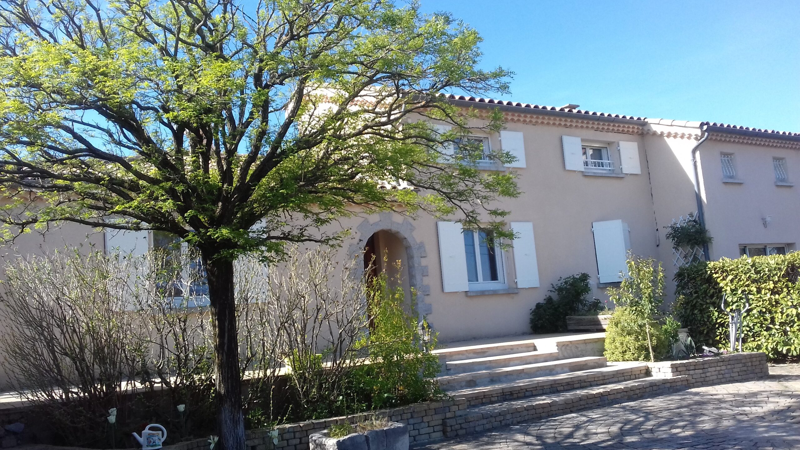 Gîte du Cayras à St Germain - Façade et cour à l'avant