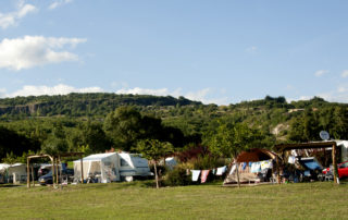 Camping Les Arches à St Jean le Centenier - emplacements