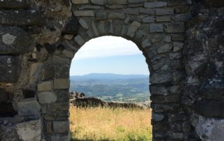 Entrée près de la tour sur les hauteurs de Mirabel