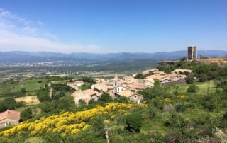 Vue sur le village de Mirabel et sa tour