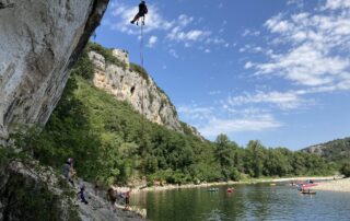 Escalade au dessus de l'Ardèche à Vallon Pont d'Arc