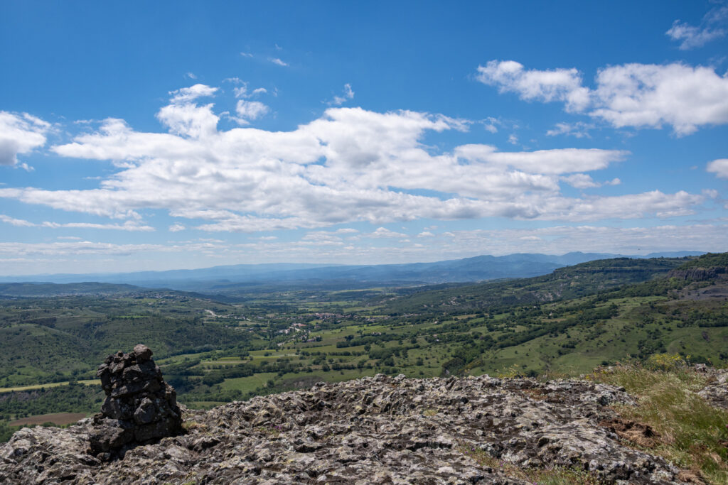 point de vue panoramique : plaine du regard, un spot accessible en randonnée à St Pons - Berg et Coiron Sud Ardèche